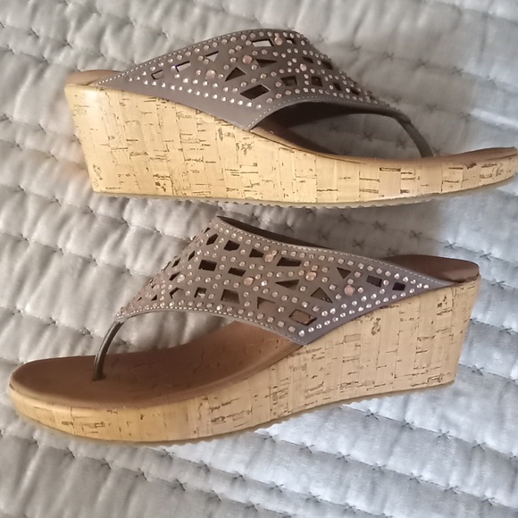 Like new SKECHERS "Cali Dazzled" Wedge Sandals Taupe Brown Bling 9 - Picture 3 of 5